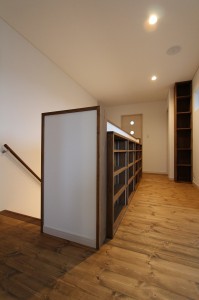 階段廻り本棚